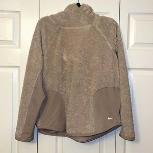 womens’ Nike Sherpa pullover ⭐️ great condition ⭐️